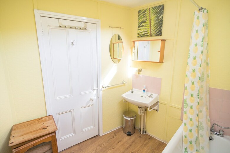 Three Bedroom Apartment Next To Pub