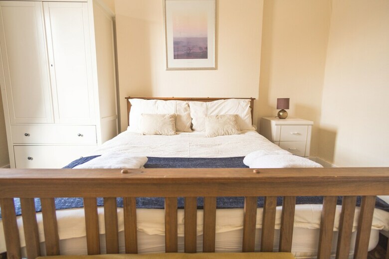 Three Bedroom Apartment Next To Pub