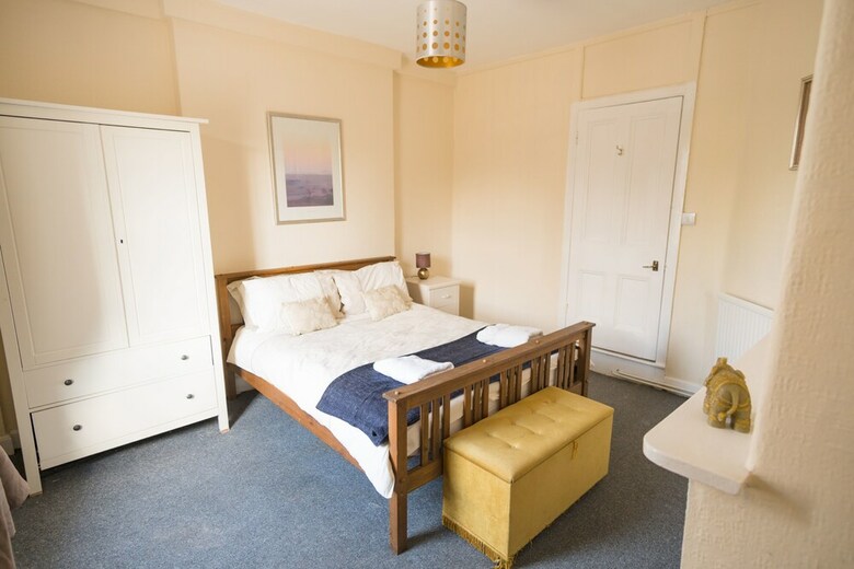 Three Bedroom Apartment Next To Pub