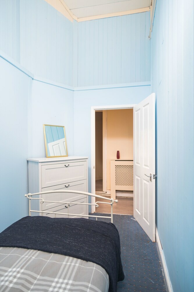 Three Bedroom Apartment Next To Pub