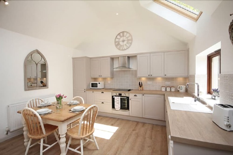 Self Catering Cottages At Handley Farm