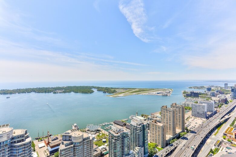 Luxury Lakeview Skyscraper By Cn Tower