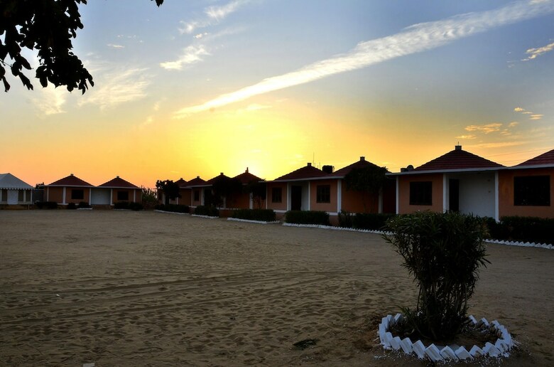 Hotel Oasis Camp Sam