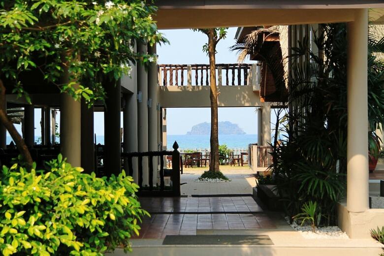 Hotel Bhumiyama Beach Resort
