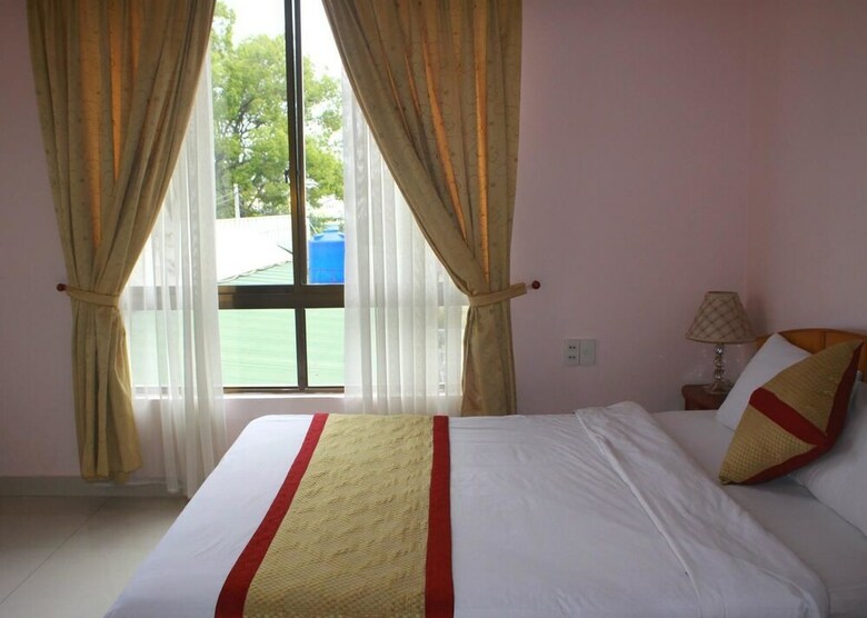 Gold Night Hotel