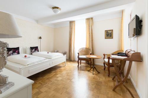 Hostal Hotel L�wen-weinstube