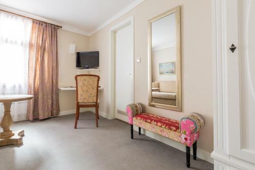 Hostal Hotel L�wen-weinstube
