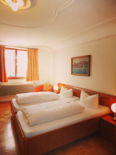 Hostal Hotel L�wen-weinstube