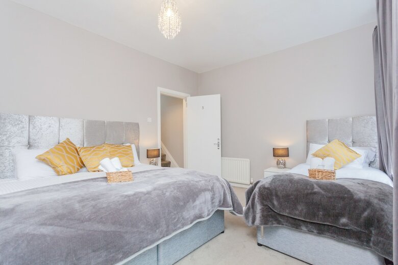 Hotel 92 Templemore Ave Guest House