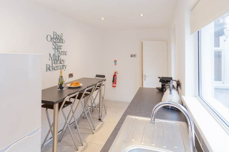 Hotel 92 Templemore Ave Guest House