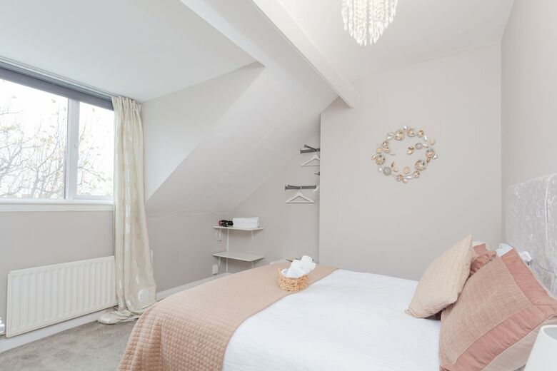 Hotel 92 Templemore Ave Guest House