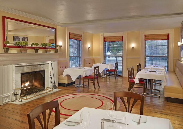 Hotel Inns At The Equinox