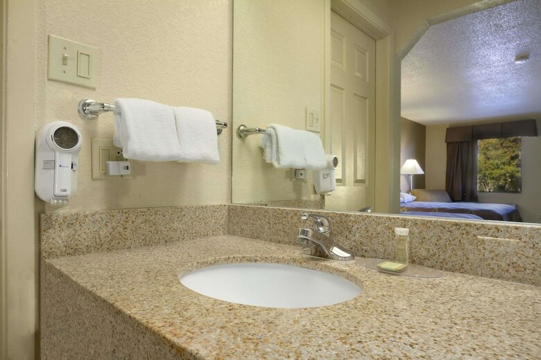 Hotel Super 8 By Wyndham Monroe