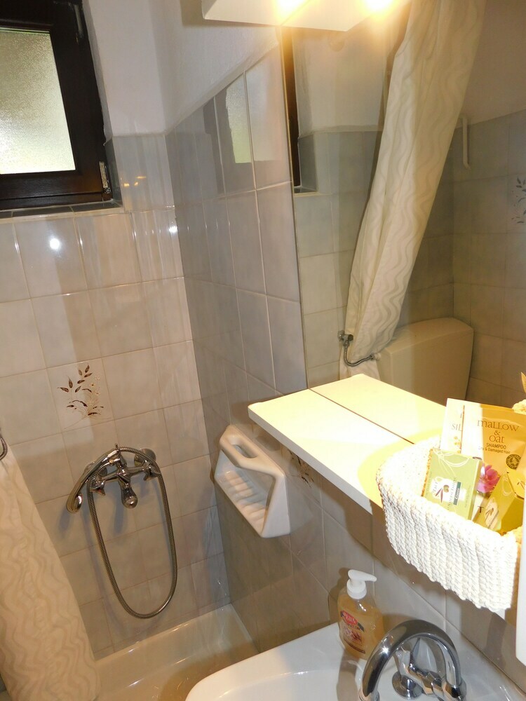 Hotel To Kalivi