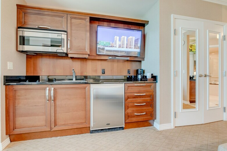 Stripviewsuites At Signature