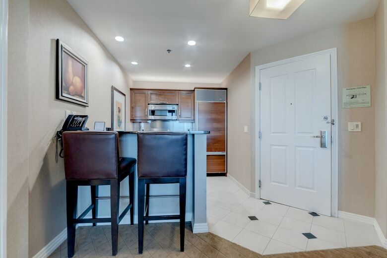 Stripviewsuites At Signature