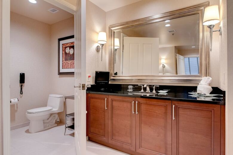 Stripviewsuites At Signature