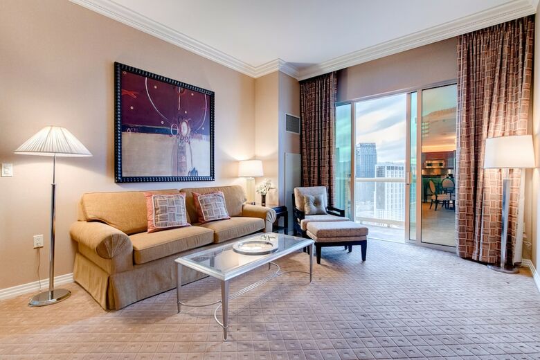 Stripviewsuites At Signature