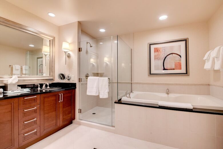 Stripviewsuites At Signature