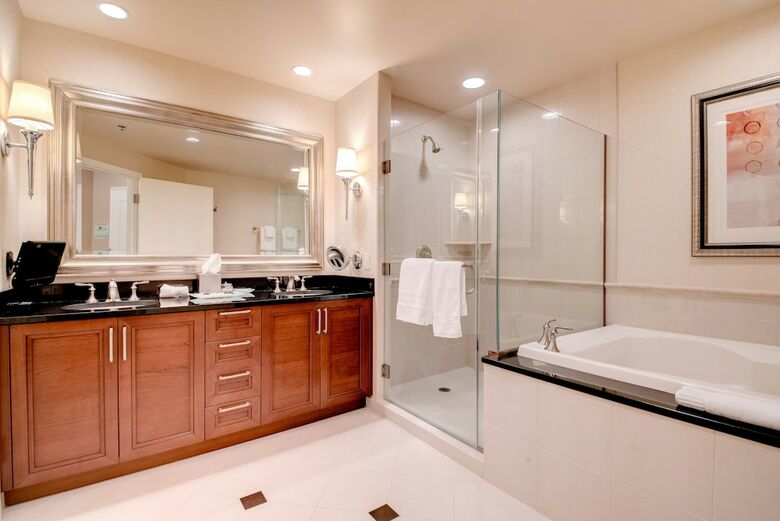 Stripviewsuites At Signature