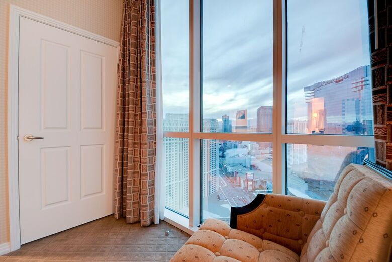 Stripviewsuites At Signature