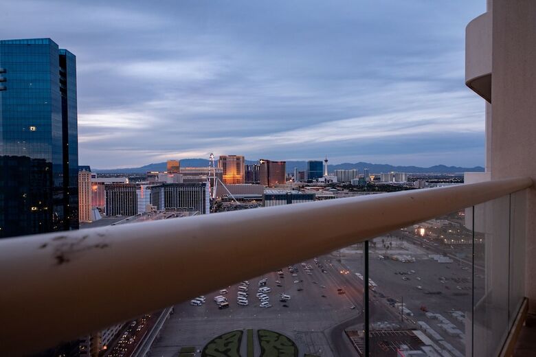 Stripviewsuites At Signature