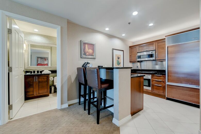 Stripviewsuites At Signature