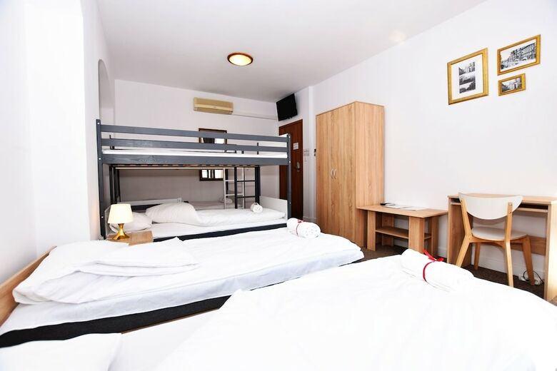 Hostal Dukes Hostel - Old Town