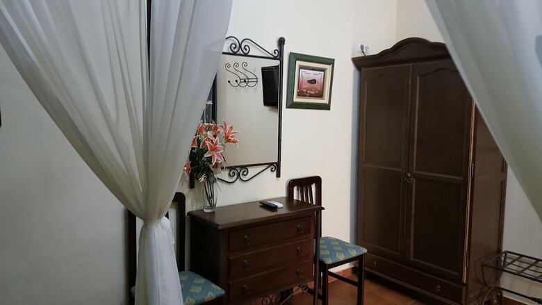 Hostal Restaurante El Lirio
