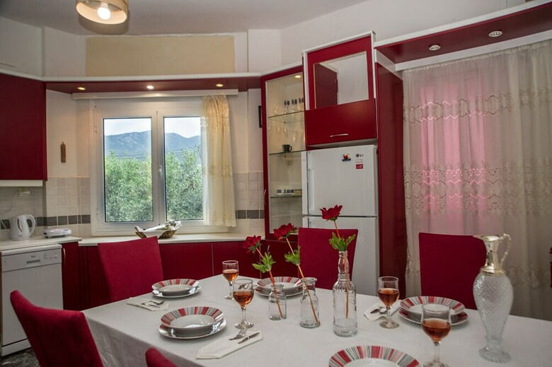 Apartamentos Traditional House With Seaview, Next To The Beach