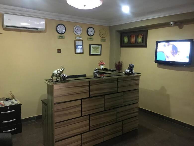 Momak 5 Hotel And Suites