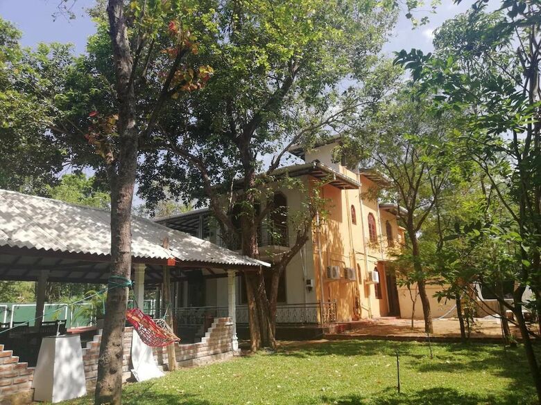 Hotel N.l.i. Guest House