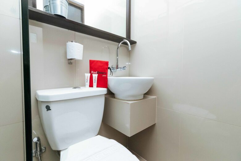 Hotel Reddoorz Plus @ Poblacion Makati