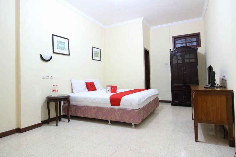 Hotel Reddoorz @ Mantrijeron 2