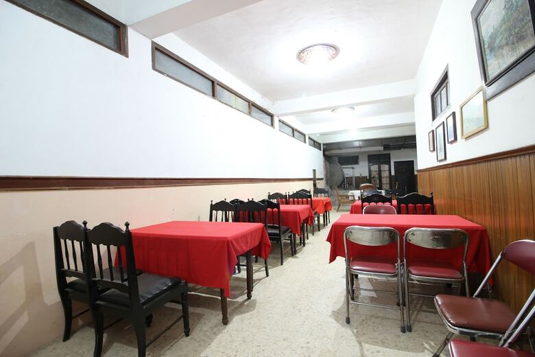 Hotel Reddoorz @ Mantrijeron 2