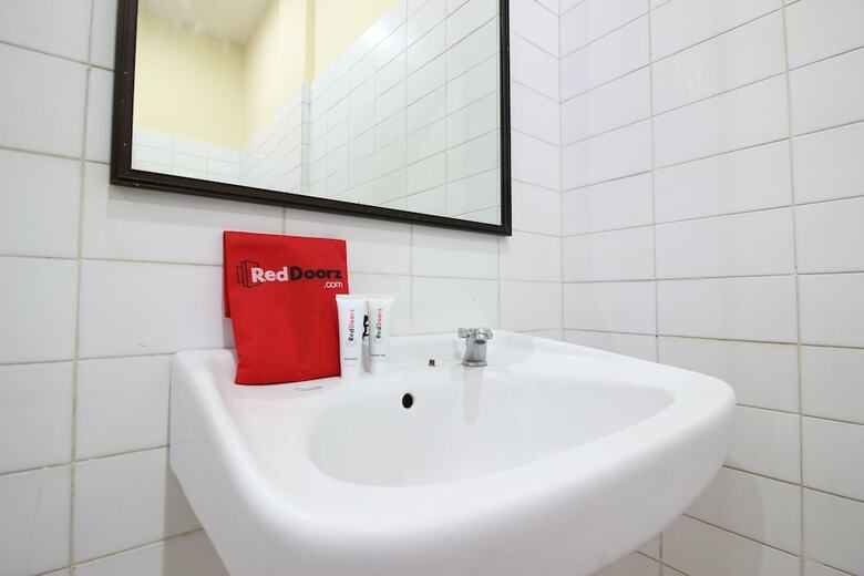 Hotel Reddoorz @ Mantrijeron 2