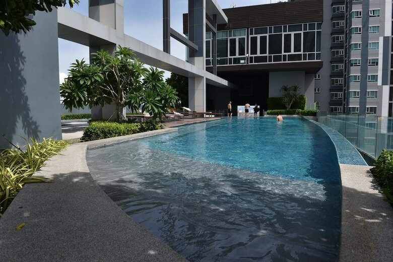 Centric Royal By Swimming Pool