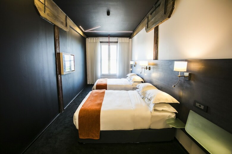 Signature Lux Hotel By Onomo, Waterfront