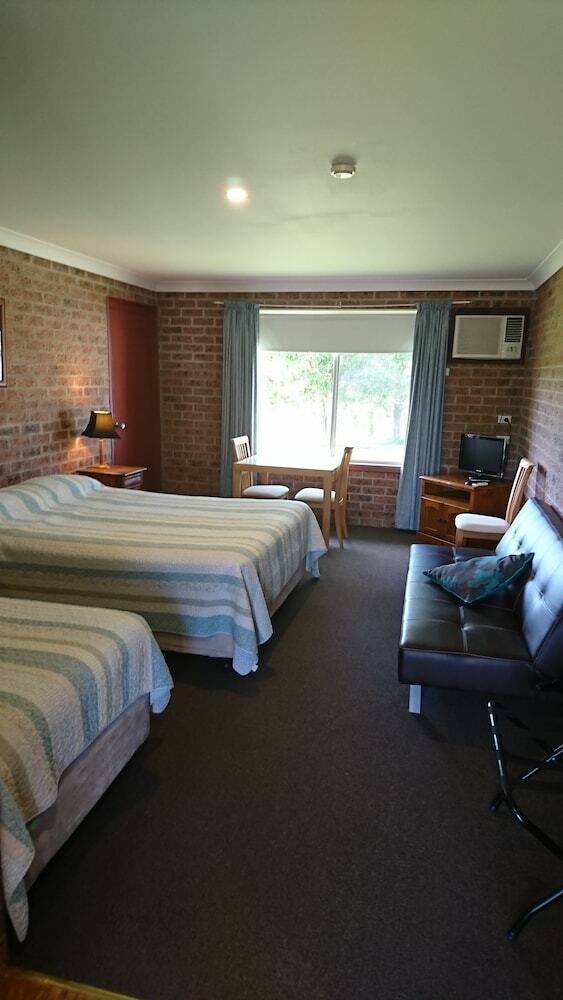 Vacy Village Motel