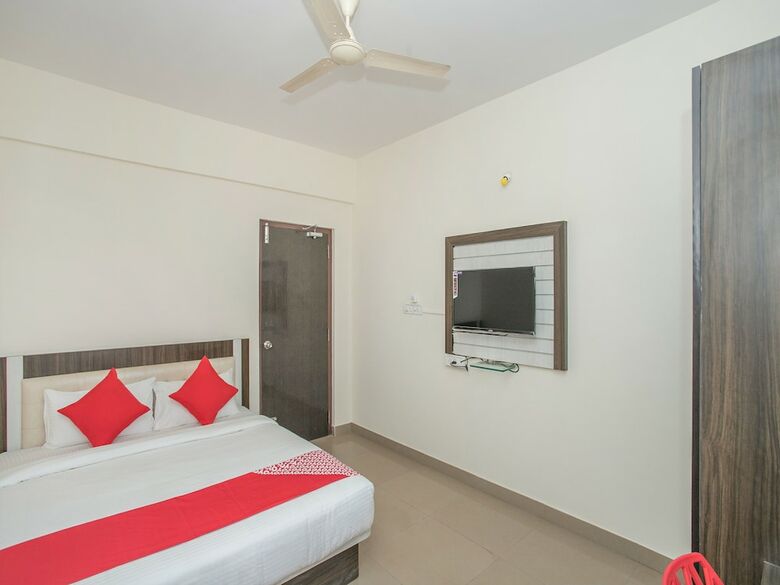 Hotel Oyo 13745 Cmn Stay