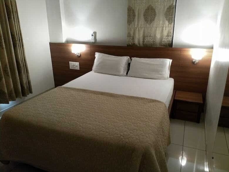 Apartamentos Indra Residency