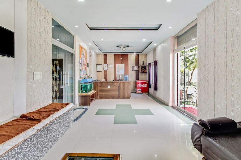 Hotel Oyo 14219 Skyzone Banshi