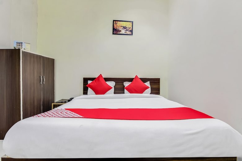Hotel Oyo 14219 Skyzone Banshi