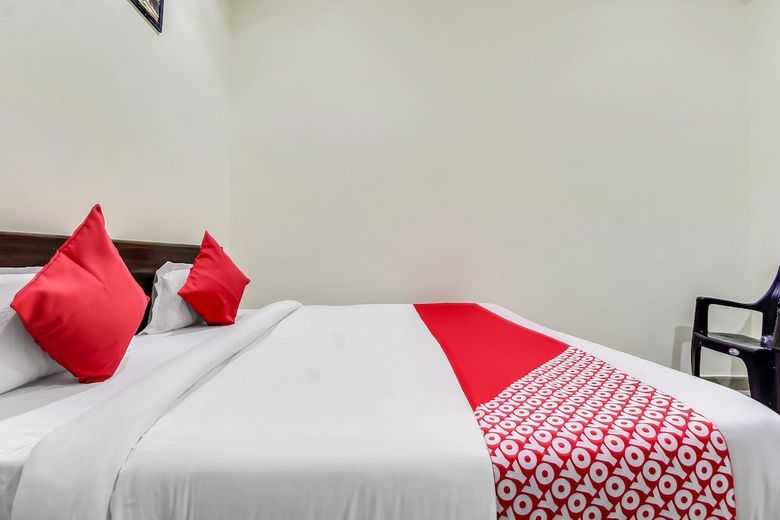 Hotel Oyo 14219 Skyzone Banshi