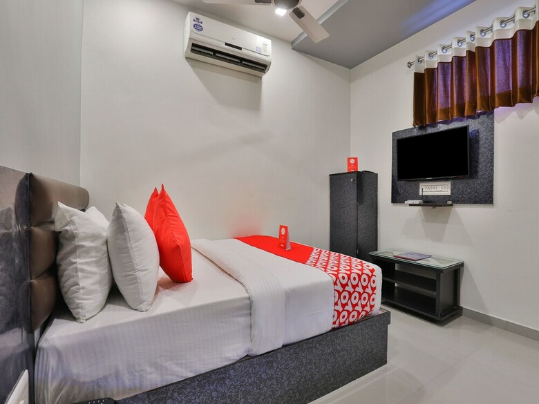 Hotel Oyo 16383 Raj Palace