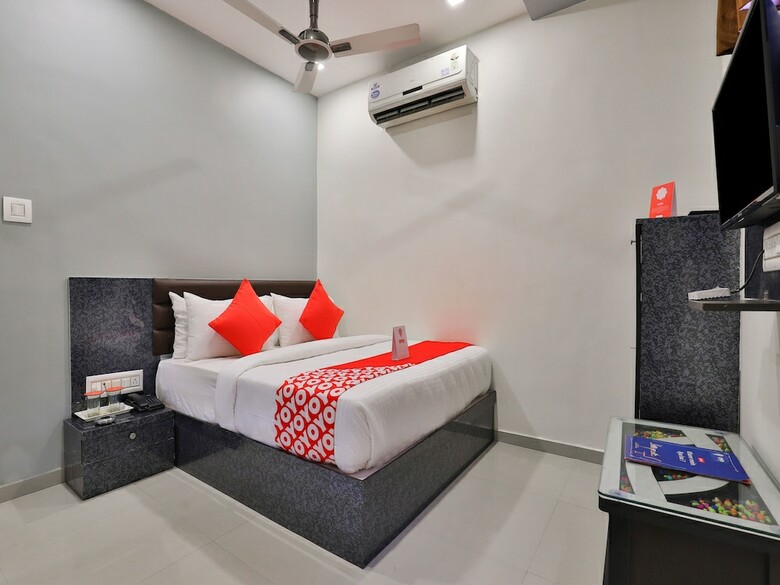 Hotel Oyo 16383 Raj Palace