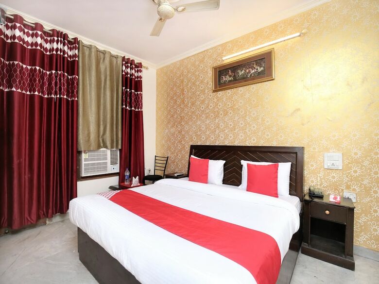 Oyo 15772 Hotel Regal Plaza
