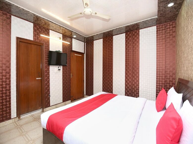 Oyo 15772 Hotel Regal Plaza