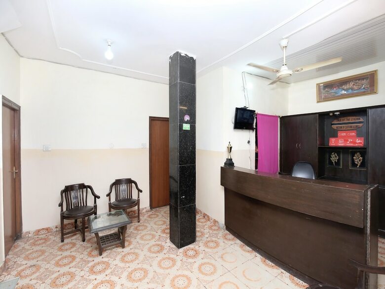Oyo 15772 Hotel Regal Plaza