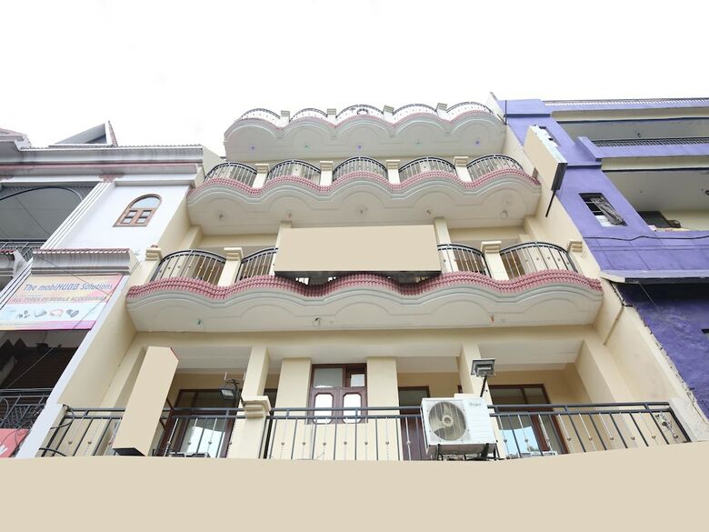 Oyo 15772 Hotel Regal Plaza